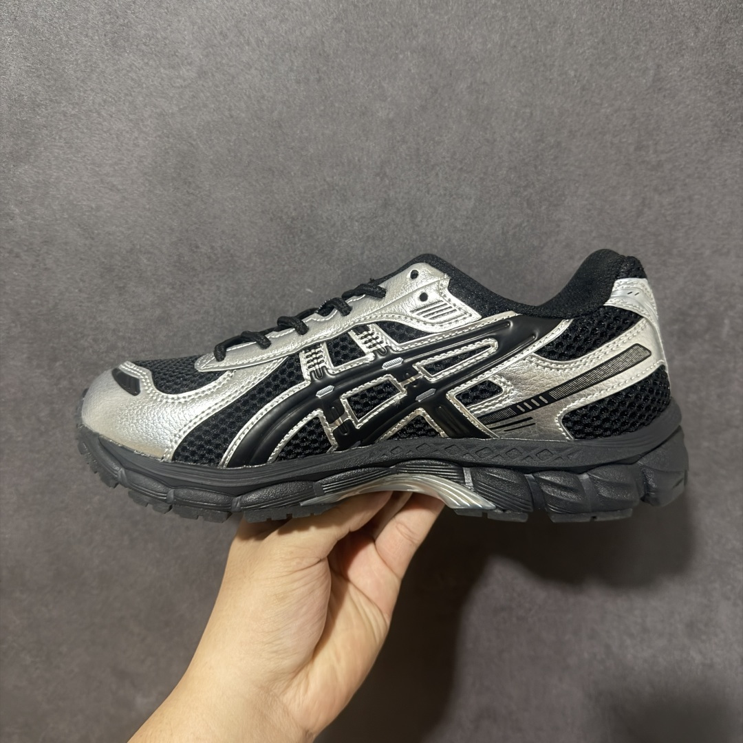 ASICS亚瑟士 GEL‑KAYANO 12.1 复古跑鞋 鞋面透气工程网布搭配合成革支撑框架，透气性良好，鞋身线条硬朗