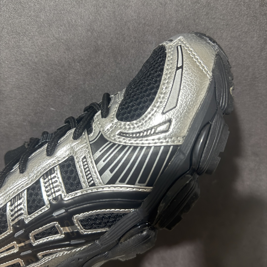 ASICS亚瑟士 GEL‑KAYANO 12.1 复古跑鞋 鞋面透气工程网布搭配合成革支撑框架，透气性良好，鞋身线条硬朗