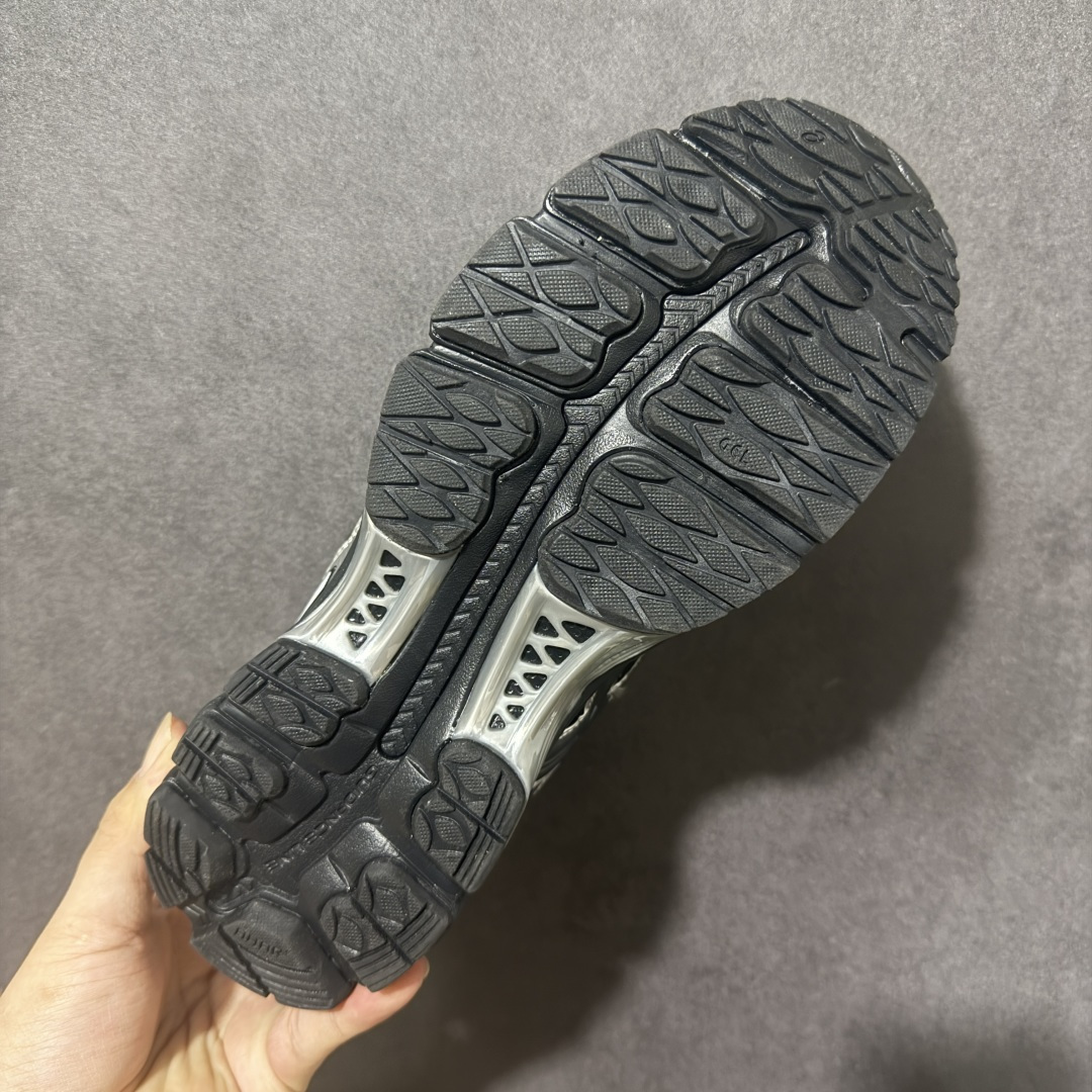 ASICS亚瑟士 GEL‑KAYANO 12.1 复古跑鞋 鞋面透气工程网布搭配合成革支撑框架，透气性良好，鞋身线条硬朗