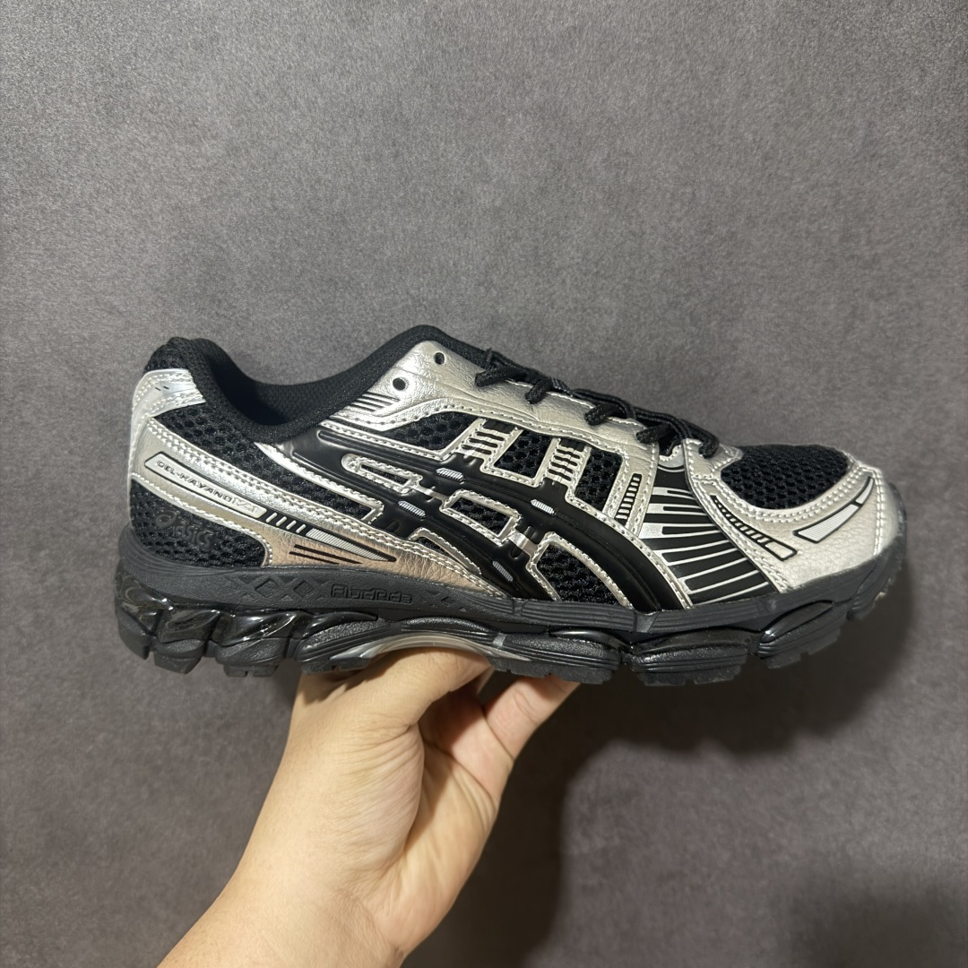 ASICS亚瑟士 GEL‑KAYANO 12.1 复古跑鞋 鞋面透气工程网布搭配合成革支撑框架，透气性良好，鞋身线条硬朗