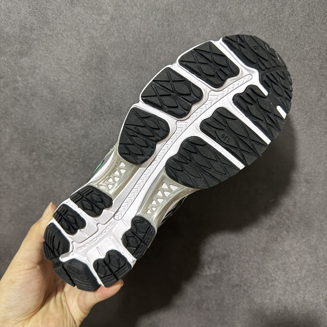 ASICS亚瑟士 GEL‑KAYANO 12.1 复古跑鞋 鞋面透气工程网布搭配合成革支撑框架，透气性良好，鞋身线条硬朗