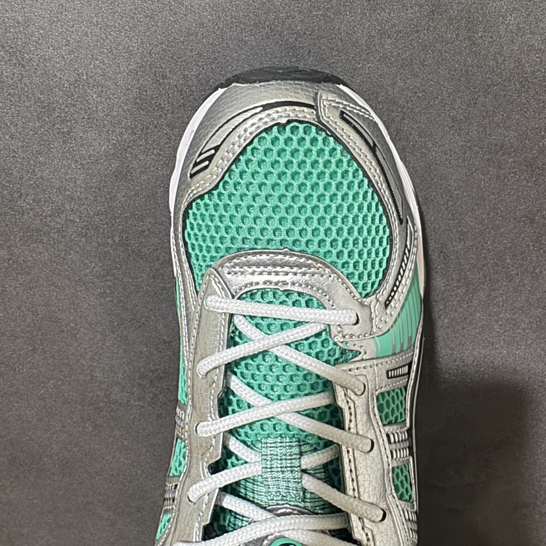 ASICS亚瑟士 GEL‑KAYANO 12.1 复古跑鞋 鞋面透气工程网布搭配合成革支撑框架，透气性良好，鞋身线条硬朗