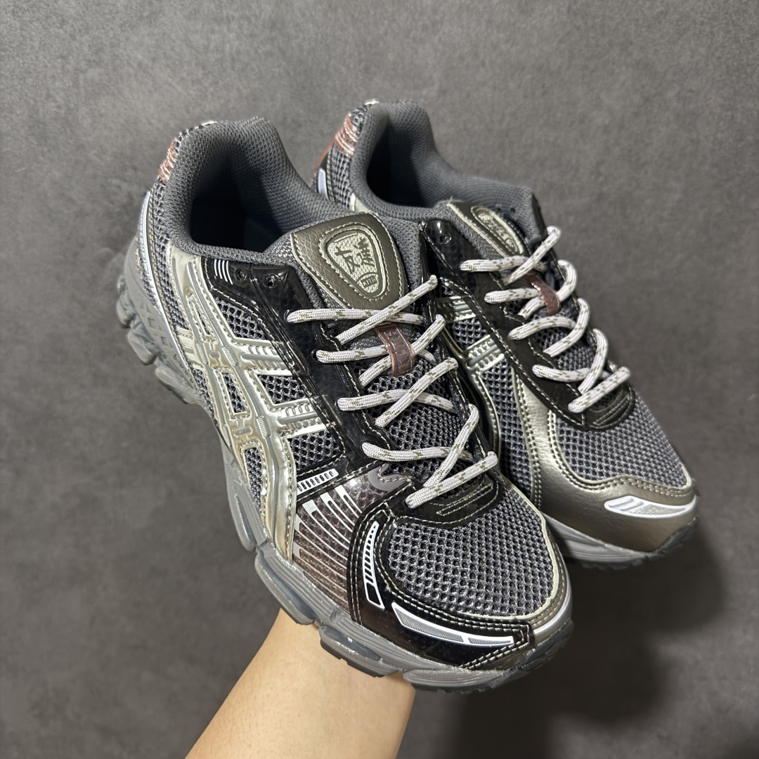 ASICS亚瑟士 GEL‑KAYANO 12.1 复古跑鞋 鞋面透气工程网布搭配合成革支撑框架，透气性良好，鞋身线条硬朗