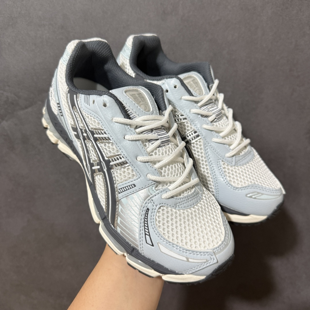 ASICS亚瑟士 GEL‑KAYANO 12.1 复古跑鞋 鞋面透气工程网布搭配合成革支撑框架，透气性良好，鞋身线条硬朗