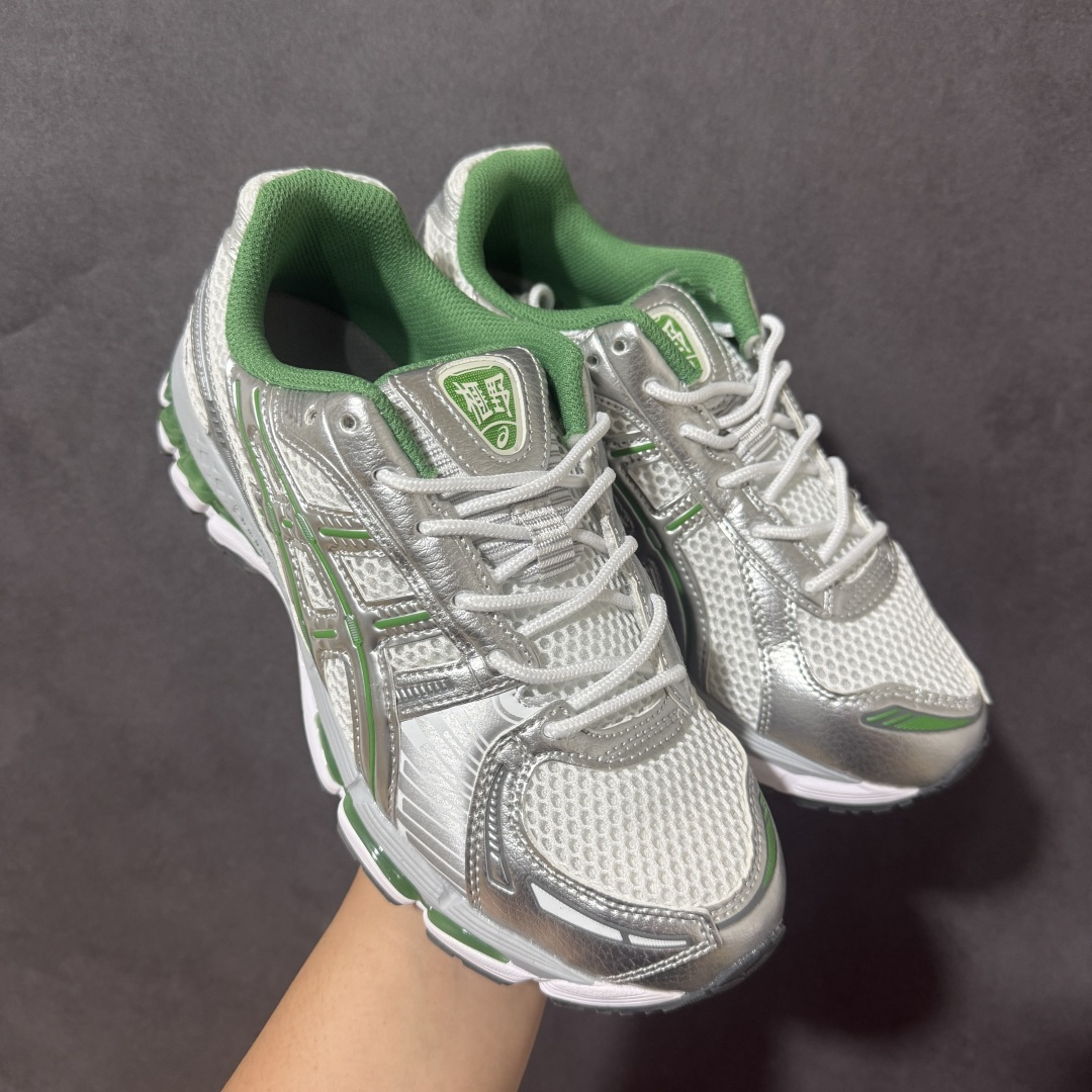 ASICS亚瑟士 GEL‑KAYANO 12.1 复古跑鞋 鞋面透气工程网布搭配合成革支撑框架，透气性良好，鞋身线条硬朗