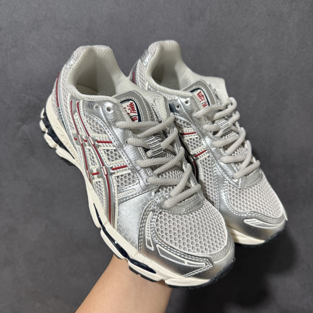 ASICS亚瑟士 GEL‑KAYANO 12.1 复古跑鞋 鞋面透气工程网布搭配合成革支撑框架，透气性良好，鞋身线条硬朗