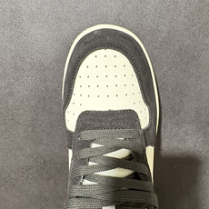 Nike Big Nike Low Lux 低帮复古休闲板鞋 鞋面采用细腻皮革打造,鞋身线条利落流畅,立体Swoosh标 Nike Big Nike Low Lux 低帮复古休闲板鞋 鞋面采用细腻皮革打造,鞋身线条利落流畅,立体Swoosh标