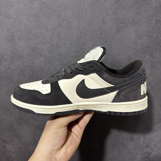 Nike Big Nike Low Lux 低帮复古休闲板鞋 鞋面采用细腻皮革打造,鞋身线条利落流畅,立体Swoosh标 Nike Big Nike Low Lux 低帮复古休闲板鞋 鞋面采用细腻皮革打造,鞋身线条利落流畅,立体Swoosh标