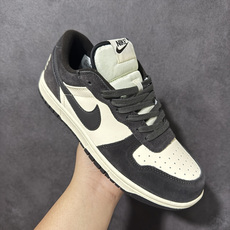 Nike Big Nike Low Lux 低帮复古休闲板鞋 鞋面采用细腻皮革打造,鞋身线条利落流畅,立体Swoosh标 Nike Big Nike Low Lux 低帮复古休闲板鞋 鞋面采用细腻皮革打造,鞋身线条利落流畅,立体Swoosh标