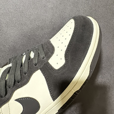 Nike Big Nike Low Lux 低帮复古休闲板鞋 鞋面采用细腻皮革打造,鞋身线条利落流畅,立体Swoosh标 Nike Big Nike Low Lux 低帮复古休闲板鞋 鞋面采用细腻皮革打造,鞋身线条利落流畅,立体Swoosh标