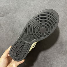Nike Big Nike Low Lux 低帮复古休闲板鞋 鞋面采用细腻皮革打造,鞋身线条利落流畅,立体Swoosh标 Nike Big Nike Low Lux 低帮复古休闲板鞋 鞋面采用细腻皮革打造,鞋身线条利落流畅,立体Swoosh标