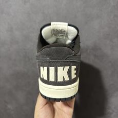 Nike Big Nike Low Lux 低帮复古休闲板鞋 鞋面采用细腻皮革打造,鞋身线条利落流畅,立体Swoosh标 Nike Big Nike Low Lux 低帮复古休闲板鞋 鞋面采用细腻皮革打造,鞋身线条利落流畅,立体Swoosh标