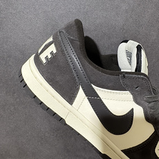 Nike Big Nike Low Lux 低帮复古休闲板鞋 鞋面采用细腻皮革打造,鞋身线条利落流畅,立体Swoosh标 Nike Big Nike Low Lux 低帮复古休闲板鞋 鞋面采用细腻皮革打造,鞋身线条利落流畅,立体Swoosh标