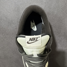 Nike Big Nike Low Lux 低帮复古休闲板鞋 鞋面采用细腻皮革打造,鞋身线条利落流畅,立体Swoosh标 Nike Big Nike Low Lux 低帮复古休闲板鞋 鞋面采用细腻皮革打造,鞋身线条利落流畅,立体Swoosh标