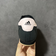 Adidas Taekwondo W 复古休闲板鞋 鞋面采用拼接材质打造,鞋型简约利落,标志性品牌元素点缀,复古氛围感十 Adidas Taekwondo W 复古休闲板鞋 鞋面采用拼接材质打造,鞋型简约利落,标志性品牌元素点缀,复古氛围感十