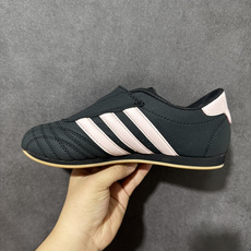 Adidas Taekwondo W 复古休闲板鞋 鞋面采用拼接材质打造,鞋型简约利落,标志性品牌元素点缀,复古氛围感十 Adidas Taekwondo W 复古休闲板鞋 鞋面采用拼接材质打造,鞋型简约利落,标志性品牌元素点缀,复古氛围感十