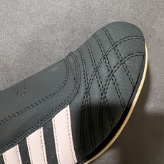 Adidas Taekwondo W 复古休闲板鞋 鞋面采用拼接材质打造,鞋型简约利落,标志性品牌元素点缀,复古氛围感十 Adidas Taekwondo W 复古休闲板鞋 鞋面采用拼接材质打造,鞋型简约利落,标志性品牌元素点缀,复古氛围感十