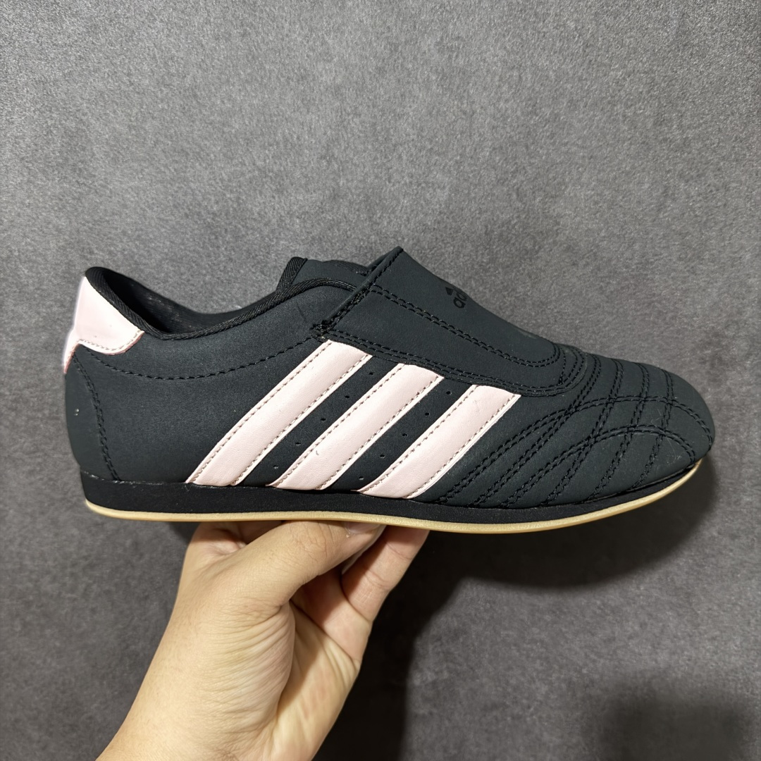 Adidas Taekwondo W 复古休闲板鞋 鞋面采用拼接材质打造，鞋型简约利落，标志性品牌元素点缀，复古氛围感十