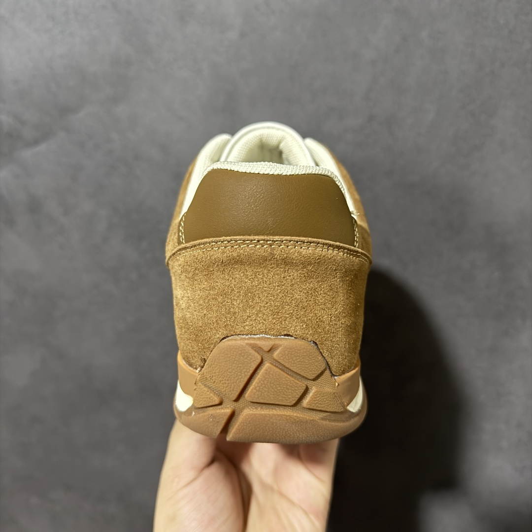 Ecco Biom Aex M 复古休闲跑鞋 鞋面采用优质皮革拼接材质，质感细腻，版型简约大气。搭载品牌特色缓震中底，回