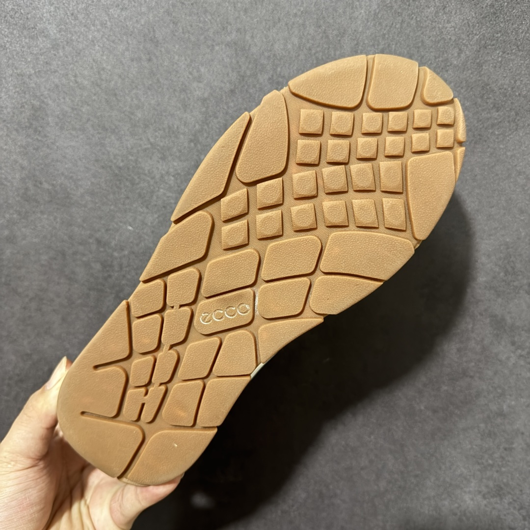 Ecco Biom Aex M 复古休闲跑鞋 鞋面采用优质皮革拼接材质，质感细腻，版型简约大气。搭载品牌特色缓震中底，回