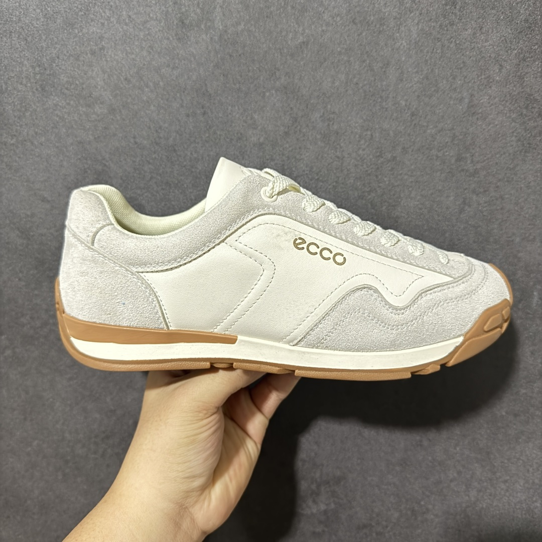 Ecco Biom Aex M 复古休闲跑鞋 鞋面采用优质皮革拼接材质，质感细腻，版型简约大气。搭载品牌特色缓震中底，回