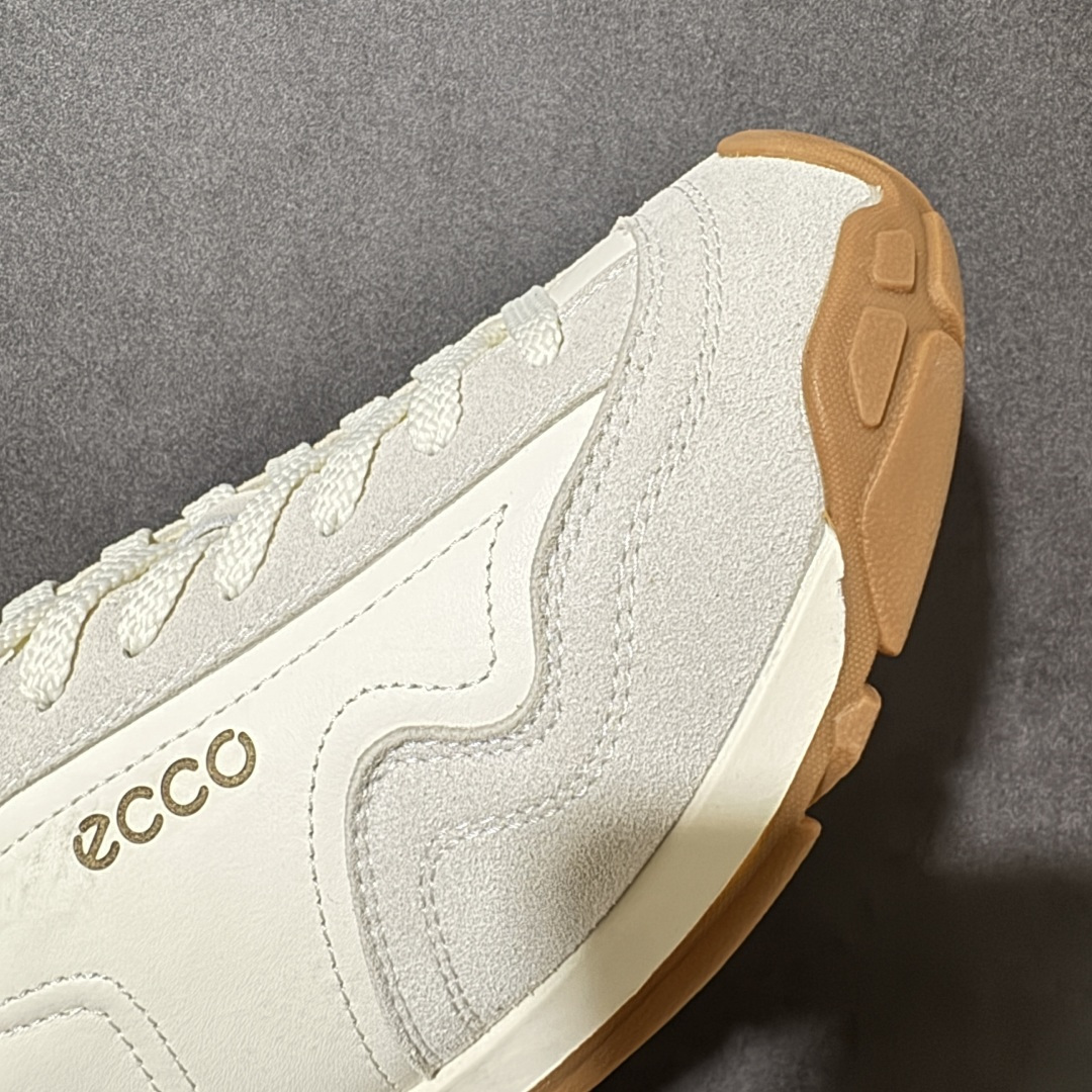 Ecco Biom Aex M 复古休闲跑鞋 鞋面采用优质皮革拼接材质，质感细腻，版型简约大气。搭载品牌特色缓震中底，回