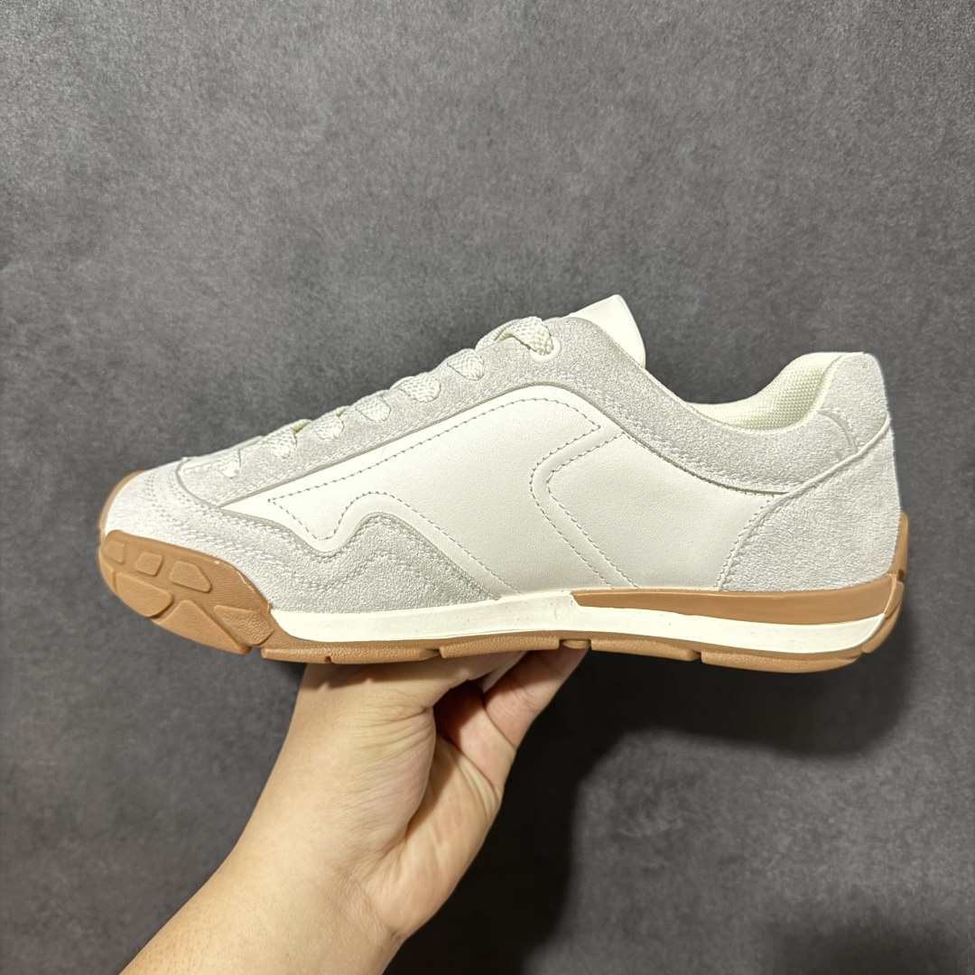 Ecco Biom Aex M 复古休闲跑鞋 鞋面采用优质皮革拼接材质，质感细腻，版型简约大气。搭载品牌特色缓震中底，回