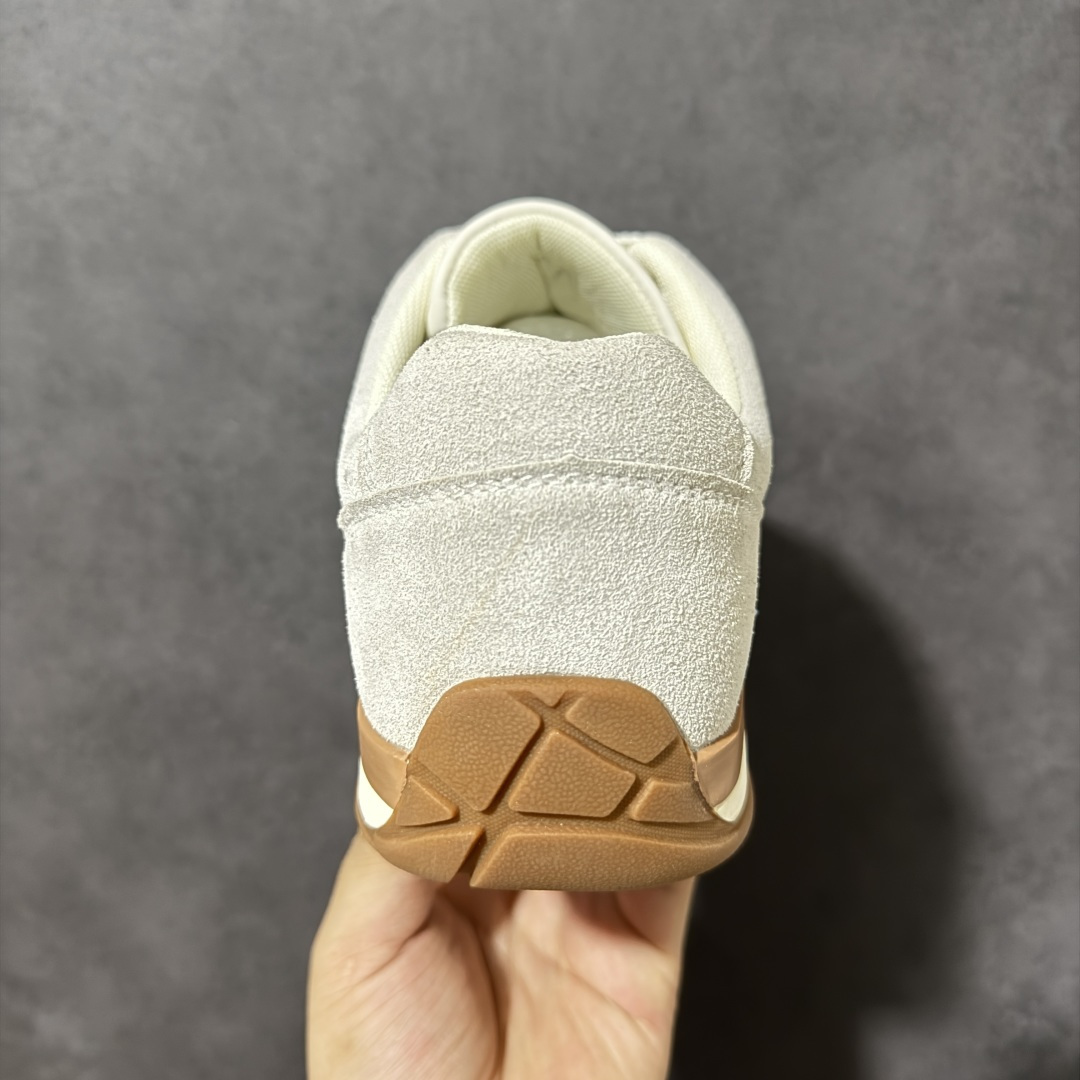 Ecco Biom Aex M 复古休闲跑鞋 鞋面采用优质皮革拼接材质，质感细腻，版型简约大气。搭载品牌特色缓震中底，回