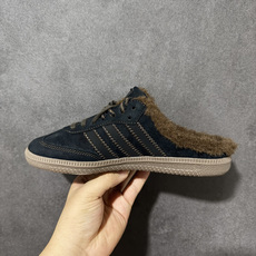 Adidas Samba Og Mule W 复古半拖休闲鞋 鞋面采用细腻翻毛皮材质,保留经典Samba鞋身轮廓,无后跟 Adidas Samba Og Mule W 复古半拖休闲鞋 鞋面采用细腻翻毛皮材质,保留经典Samba鞋身轮廓,无后跟