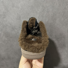 Adidas Samba Og Mule W 复古半拖休闲鞋 鞋面采用细腻翻毛皮材质,保留经典Samba鞋身轮廓,无后跟 Adidas Samba Og Mule W 复古半拖休闲鞋 鞋面采用细腻翻毛皮材质,保留经典Samba鞋身轮廓,无后跟