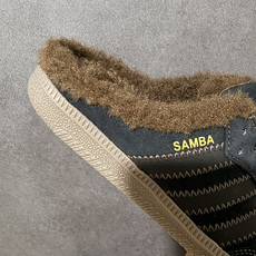 Adidas Samba Og Mule W 复古半拖休闲鞋 鞋面采用细腻翻毛皮材质,保留经典Samba鞋身轮廓,无后跟 Adidas Samba Og Mule W 复古半拖休闲鞋 鞋面采用细腻翻毛皮材质,保留经典Samba鞋身轮廓,无后跟