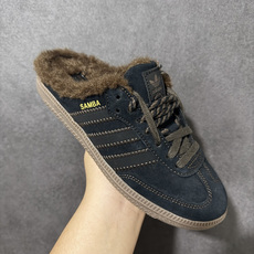 Adidas Samba Og Mule W 复古半拖休闲鞋 鞋面采用细腻翻毛皮材质,保留经典Samba鞋身轮廓,无后跟 Adidas Samba Og Mule W 复古半拖休闲鞋 鞋面采用细腻翻毛皮材质,保留经典Samba鞋身轮廓,无后跟