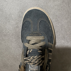 Adidas Samba Og Mule W 复古半拖休闲鞋 鞋面采用细腻翻毛皮材质,保留经典Samba鞋身轮廓,无后跟 Adidas Samba Og Mule W 复古半拖休闲鞋 鞋面采用细腻翻毛皮材质,保留经典Samba鞋身轮廓,无后跟