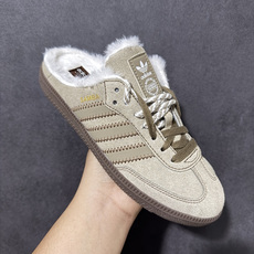 Adidas Samba Og Mule W 复古半拖休闲鞋 鞋面选用细腻翻毛皮打造,延续Samba经典鞋型轮廓,无后跟 Adidas Samba Og Mule W 复古半拖休闲鞋 鞋面选用细腻翻毛皮打造,延续Samba经典鞋型轮廓,无后跟