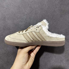 Adidas Samba Og Mule W 复古半拖休闲鞋 鞋面选用细腻翻毛皮打造,延续Samba经典鞋型轮廓,无后跟 Adidas Samba Og Mule W 复古半拖休闲鞋 鞋面选用细腻翻毛皮打造,延续Samba经典鞋型轮廓,无后跟