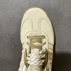 Adidas Samba Og Mule W 复古半拖休闲鞋 鞋面选用细腻翻毛皮打造,延续Samba经典鞋型轮廓,无后跟 Adidas Samba Og Mule W 复古半拖休闲鞋 鞋面选用细腻翻毛皮打造,延续Samba经典鞋型轮廓,无后跟