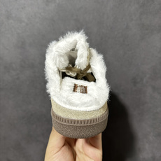 Adidas Samba Og Mule W 复古半拖休闲鞋 鞋面选用细腻翻毛皮打造,延续Samba经典鞋型轮廓,无后跟 Adidas Samba Og Mule W 复古半拖休闲鞋 鞋面选用细腻翻毛皮打造,延续Samba经典鞋型轮廓,无后跟