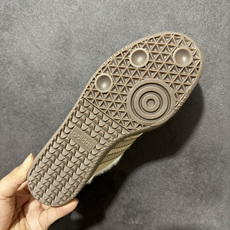 Adidas Samba Og Mule W 复古半拖休闲鞋 鞋面选用细腻翻毛皮打造,延续Samba经典鞋型轮廓,无后跟 Adidas Samba Og Mule W 复古半拖休闲鞋 鞋面选用细腻翻毛皮打造,延续Samba经典鞋型轮廓,无后跟