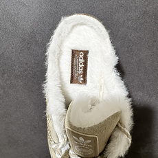 Adidas Samba Og Mule W 复古半拖休闲鞋 鞋面选用细腻翻毛皮打造,延续Samba经典鞋型轮廓,无后跟 Adidas Samba Og Mule W 复古半拖休闲鞋 鞋面选用细腻翻毛皮打造,延续Samba经典鞋型轮廓,无后跟