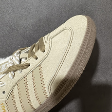Adidas Samba Og Mule W 复古半拖休闲鞋 鞋面选用细腻翻毛皮打造,延续Samba经典鞋型轮廓,无后跟 Adidas Samba Og Mule W 复古半拖休闲鞋 鞋面选用细腻翻毛皮打造,延续Samba经典鞋型轮廓,无后跟
