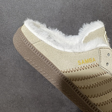 Adidas Samba Og Mule W 复古半拖休闲鞋 鞋面选用细腻翻毛皮打造,延续Samba经典鞋型轮廓,无后跟 Adidas Samba Og Mule W 复古半拖休闲鞋 鞋面选用细腻翻毛皮打造,延续Samba经典鞋型轮廓,无后跟