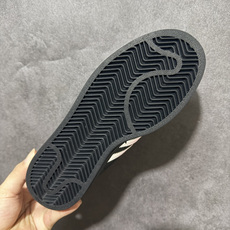 Adidas Superstar Ii J 经典贝壳头休闲板鞋 鞋身采用皮革材质,标志性贝壳头鞋头设计,辨识度拉满。三条 Adidas Superstar Ii J 经典贝壳头休闲板鞋 鞋身采用皮革材质,标志性贝壳头鞋头设计,辨识度拉满。三条