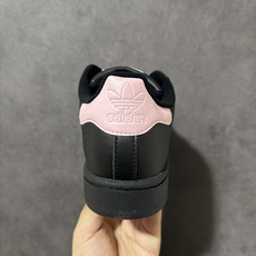 Adidas Superstar Ii J 经典贝壳头休闲板鞋 鞋身采用皮革材质,标志性贝壳头鞋头设计,辨识度拉满。三条 Adidas Superstar Ii J 经典贝壳头休闲板鞋 鞋身采用皮革材质,标志性贝壳头鞋头设计,辨识度拉满。三条