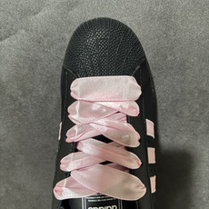 Adidas Superstar Ii J 经典贝壳头休闲板鞋 鞋身采用皮革材质,标志性贝壳头鞋头设计,辨识度拉满。三条 Adidas Superstar Ii J 经典贝壳头休闲板鞋 鞋身采用皮革材质,标志性贝壳头鞋头设计,辨识度拉满。三条