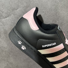 Adidas Superstar Ii J 经典贝壳头休闲板鞋 鞋身采用皮革材质,标志性贝壳头鞋头设计,辨识度拉满。三条 Adidas Superstar Ii J 经典贝壳头休闲板鞋 鞋身采用皮革材质,标志性贝壳头鞋头设计,辨识度拉满。三条