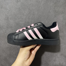 Adidas Superstar Ii J 经典贝壳头休闲板鞋 鞋身采用皮革材质,标志性贝壳头鞋头设计,辨识度拉满。三条 Adidas Superstar Ii J 经典贝壳头休闲板鞋 鞋身采用皮革材质,标志性贝壳头鞋头设计,辨识度拉满。三条