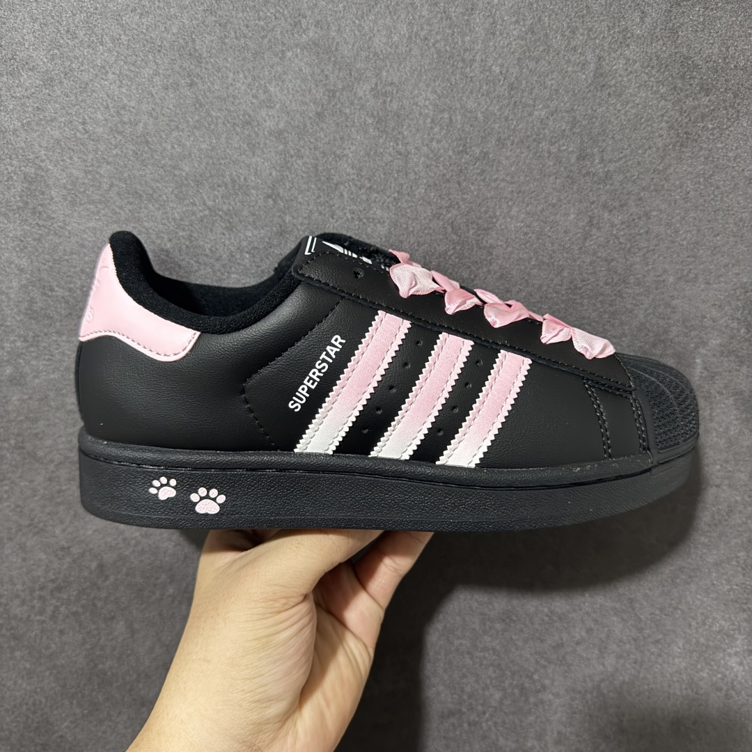 Adidas Superstar Ii J 经典贝壳头休闲板鞋 鞋身采用皮革材质，标志性贝壳头鞋头设计，辨识度拉满。三条