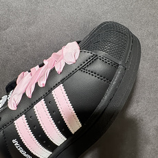 Adidas Superstar Ii J 经典贝壳头休闲板鞋 鞋身采用皮革材质,标志性贝壳头鞋头设计,辨识度拉满。三条 Adidas Superstar Ii J 经典贝壳头休闲板鞋 鞋身采用皮革材质,标志性贝壳头鞋头设计,辨识度拉满。三条