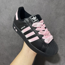 Adidas Superstar Ii J 经典贝壳头休闲板鞋 鞋身采用皮革材质,标志性贝壳头鞋头设计,辨识度拉满。三条 Adidas Superstar Ii J 经典贝壳头休闲板鞋 鞋身采用皮革材质,标志性贝壳头鞋头设计,辨识度拉满。三条
