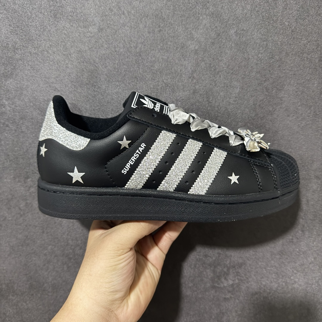 Adidas Superstar Ii J 经典贝壳头休闲板鞋 鞋身采用皮革材质，标志性贝壳头鞋头设计，辨识度拉满。三条